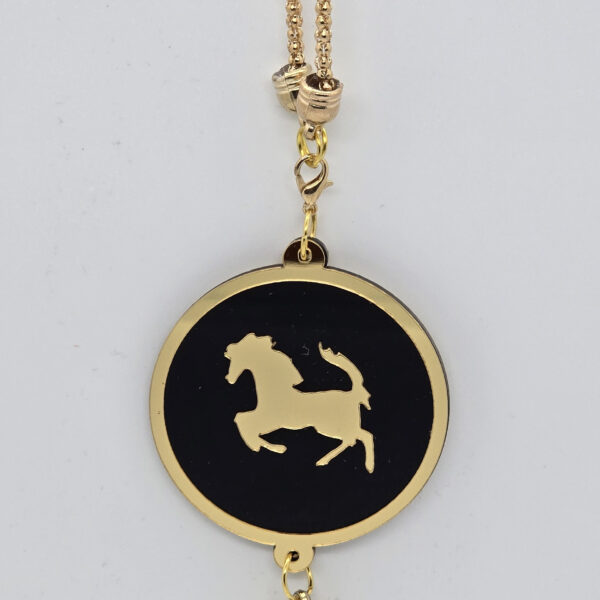 At Figürlü Araç Ayna Süsü – Gold Detaylı Şık Dekoratif Aksesuar