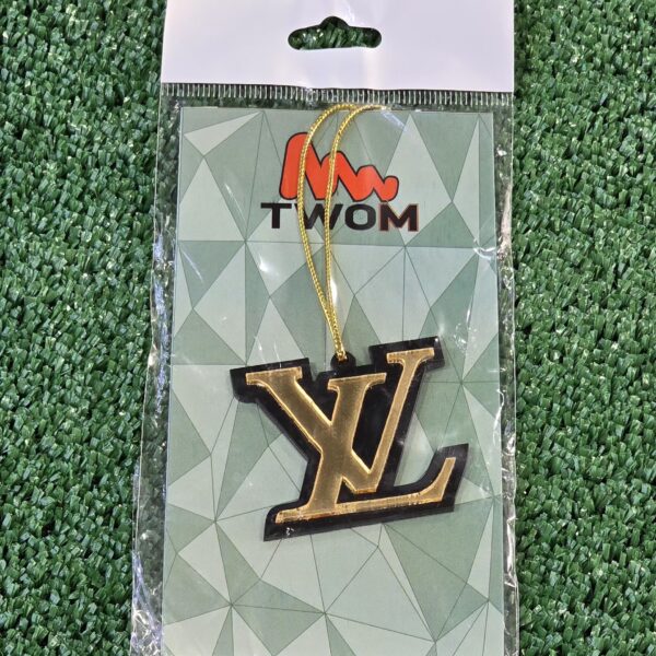 LV Tasarımlı Araç Ayna Süsü – Gold Detaylı Şık Dekoratif Aksesuar