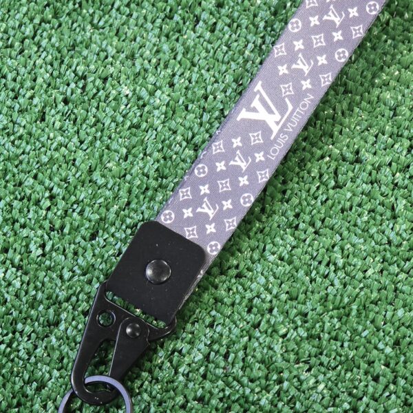 LV Desenli Bez Anahtarlık – Gri Beyaz Şık Anahtar Aksesuarı