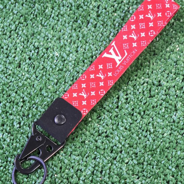 LV Desenli Bez Anahtarlık – Kırmızı Beyaz Şık Anahtar Aksesuarı