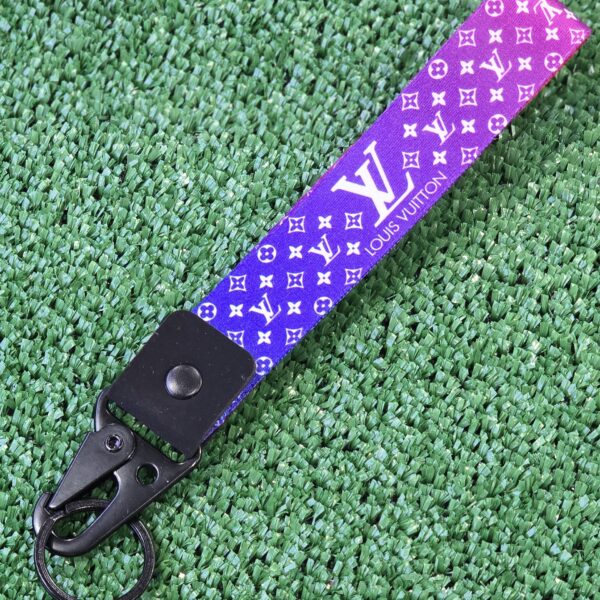 LV Desenli Bez Anahtarlık – Mor Renk Şık Anahtar Aksesuarı