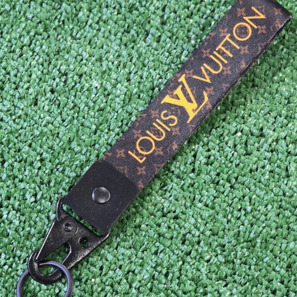 LV Desenli Bez Anahtarlık – Siyah Sarı Şık Tasarım Anahtar Aksesuarı